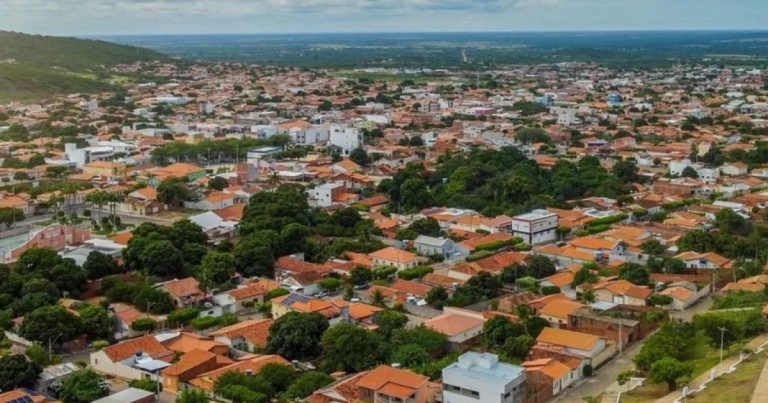mulher-abre-acao-para-recuperar-meteorito-de-97-kg-achado-pelo-pai-no-interior-baiano