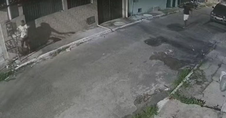 Três são mortos a tiros em Lauro de Freitas; crime foi registrado por câmera de segurança tres-sao-mortos-a-tiros-em-lauro-de-freitas;-crime-foi-registrado-por-camera-de-seguranca