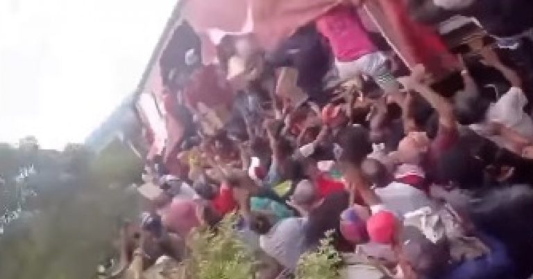 video:-caminhao-carregado-com-leite-em-po-tomba-na-br-116-e-e-saqueado-por-populares-em-vitoria-da-conquista