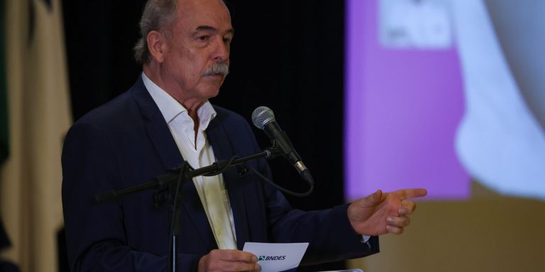 Na Mesa com Datena recebe o presidente do BNDES, Aloizio Mercadante na-mesa-com-datena-recebe-o-presidente-do-bndes,-aloizio-mercadante