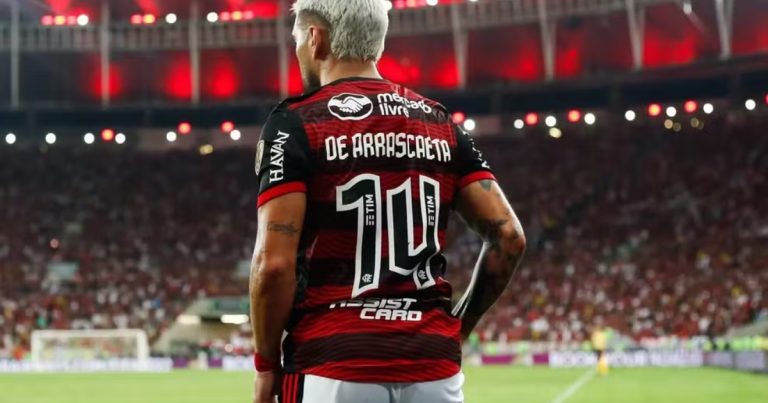 contra-o-bahia,-arrascaeta-volta-a-usar-14-em-homenagem-a-oscar-schmidt