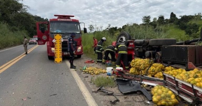 motorista-fica-preso-as-ferragens-apos-caminhao-tombar-perto-de-ipiau