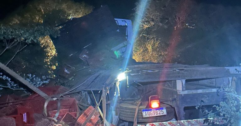 motorista-morre-e-dois-ficam-feridos-em-capotamento-de-caminhao-no-interior-da-bahia