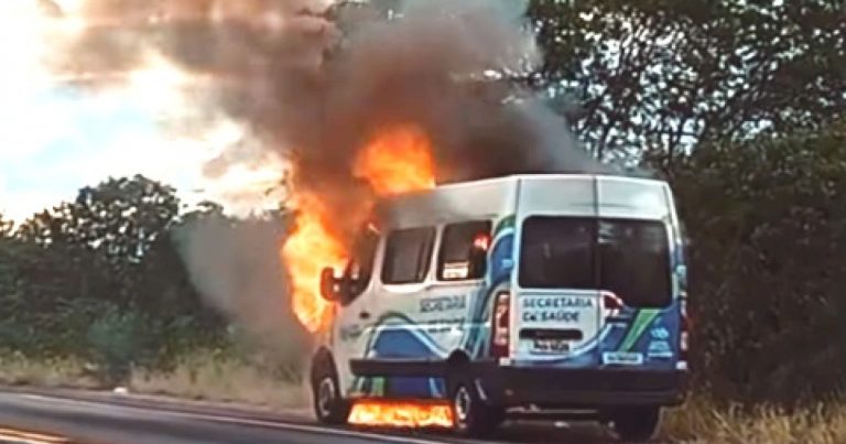 van-de-prefeitura-de-capim-grosso-pega-fogo-na-br-324;-ninguem-ficou-ferido