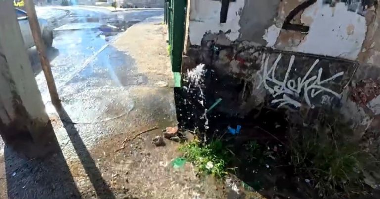 hidrometros-sao-furtados-na-regiao-da-lucaia-e-pista-fica-encharcada-em-salvador