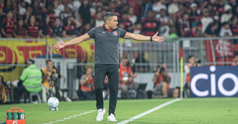 jair-ventura-critica-arbitragem-e-projeta-decisao-contra-o-flamengo-no-barradao:-“voltamos-vivos”