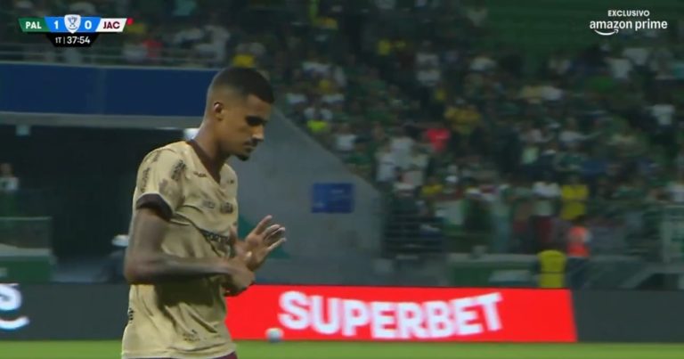 video:-zagueiro-do-jacuipense-faz-gesto-de-roubo-apos-expulsao-contra-o-palmeiras-na-copa-do-brasil