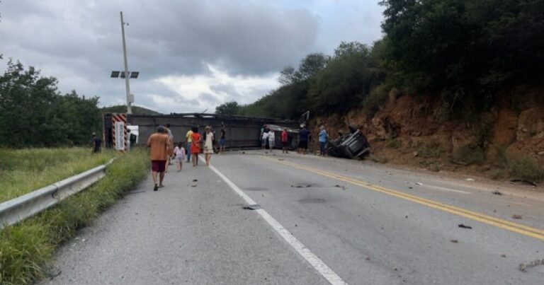 acidente-com-carreta-na-br-116-interdita-trecho-entre-jequie-e-manoel-vitorino-e-causa-congestionamento
