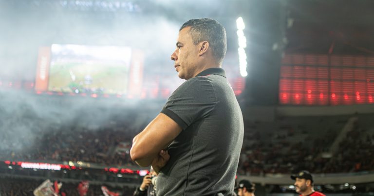 jair-ventura-cobra-quadro-de-arbitragem-por-nao-ida-ao-var-contra-o-athletico:-nao-da-para-brigar-com-a-imagem