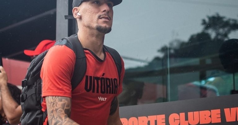 jogadores-do-vitoria-se-pronunciam-contra-arbitragem-nas-redes-sociais:-arrumamos-briga-com-o-sistema