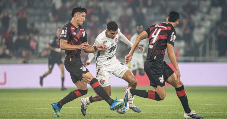 em-jogo-movimentado,-o-vitoria-sofre-virada-para-athletico-pr-nos-acrescimos-e-segue-sem-vencer-fora-de-casa-na-serie-a