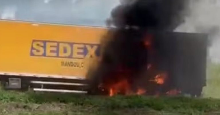 carreta-dos-correios-pega-fogo-na-br-324-e-interdita-transito-por-4-horas