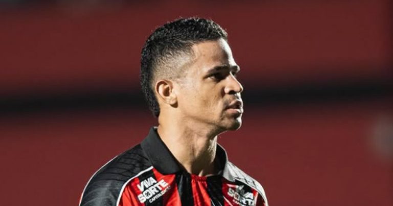 “fomos-roubados-de-novo”,-diz-erick-apos-derrota-do-vitoria-para-o-athletico-pr
