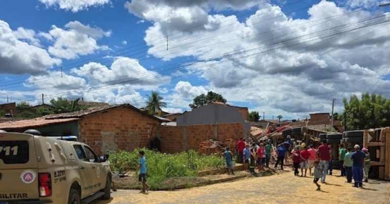 carreta-com-carga-de-soja-perde-freios,-atinge-casas-e-deixa-feridos-em-sao-desiderio