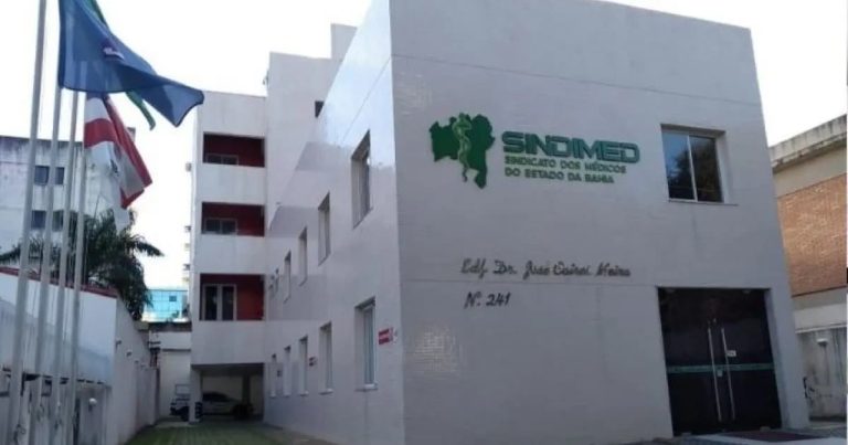 medicos-protestam-contra-eleicao-anulada-e-afastamento-de-diretoria-do-sindimed-ba