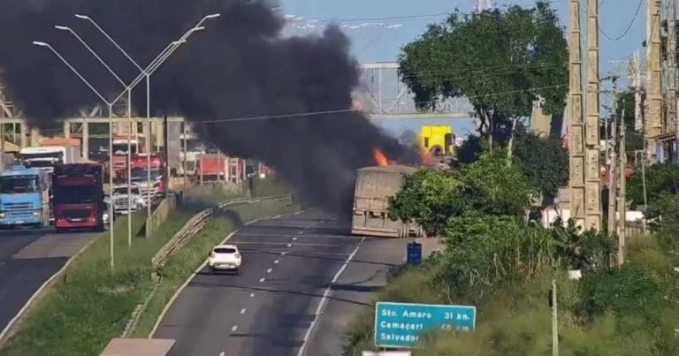 caminhao-pega-fogo-na-br-324-em-conceicao-do-jacuipe-e-causa-interdicao-de-via
