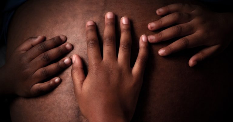 estudo-liga-estresse-causado-pelo-racismo-a-maior-risco-de-morte-no-parto-entre-mulheres-negras