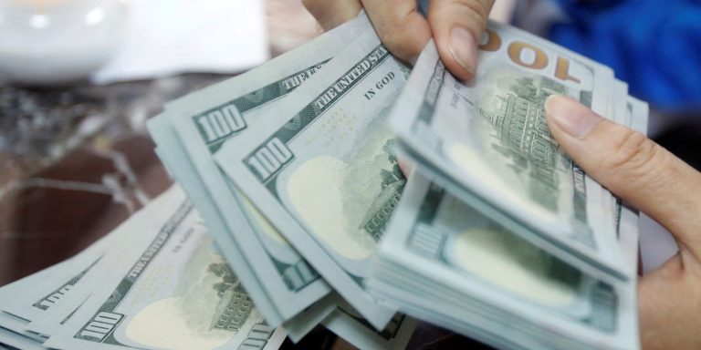 Dólar sobe a R$ 5 e bolsa cai 2% em dia de tensão global dolar-sobe-a-r$-5-e-bolsa-cai-2%-em-dia-de-tensao-global