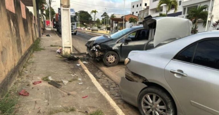 acidente-entre-carros-interdita-parcialmente-principal-acesso-ao-centro-de-jaguaquara-nesta-sexta-feira