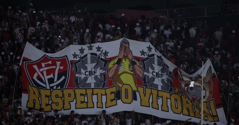 torcedores-do-vitoria-viram-as-costas-durante-hino-nacional-em-protesto-contra-arbitragem-no-brasileirao;-assista