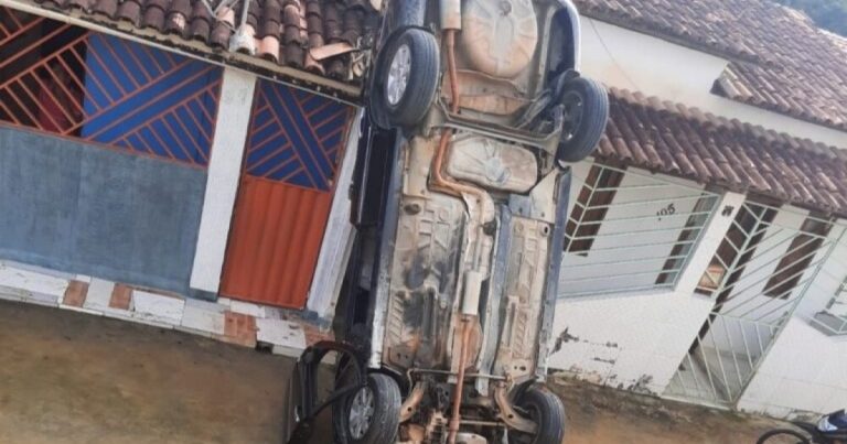 carro-cai-de-barranco-no-interior-baiano-apos-motorista-perder-controle