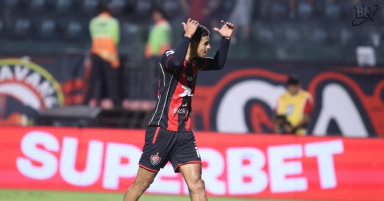 com-um-a-mais,-vitoria-goleia-o-coritiba-com-atuacao-brilhante-de-rene-e-afasta-risco-de-z-4-no-brasileirao