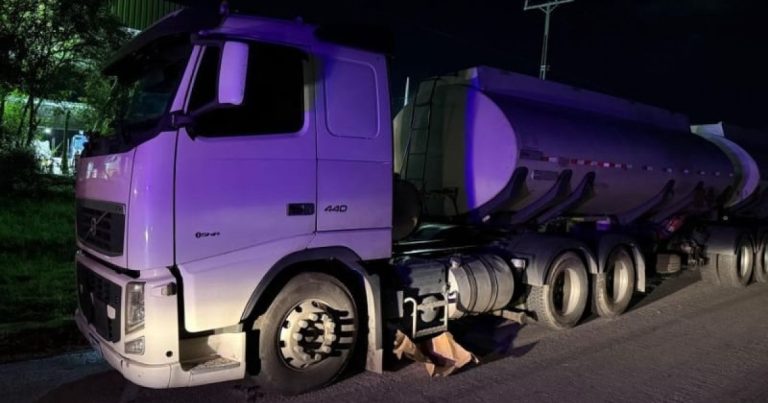 pm-recupera-carreta-e-carga-de-45-mil-litros-de-combustivel-roubados-em-candeias