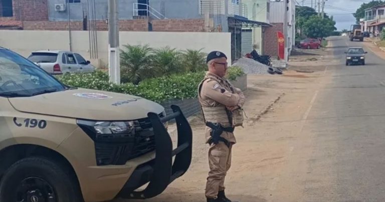 Homem é preso em flagrante por agredir esposa e destruir móveis em Caraíbas homem-e-preso-em-flagrante-por-agredir-esposa-e-destruir-moveis-em-caraibas
