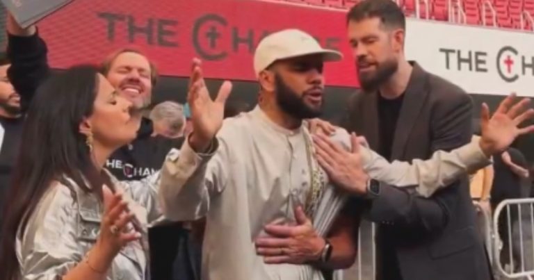 daniel-alves-diz-que-passou-’40-anos-preso’-em-evento-religioso-na-espanha-e-e-ovacionado-por-publico;-assista