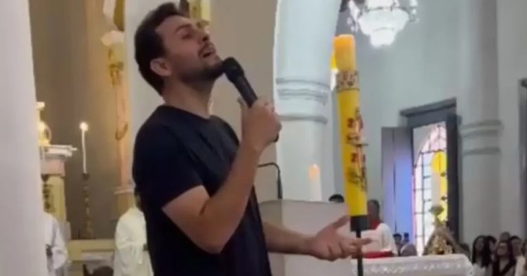 mano-walter-surpreende-fies-ao-cantar-em-missa-na-catedral-metropolitana-de-senhora-santana-em-feira