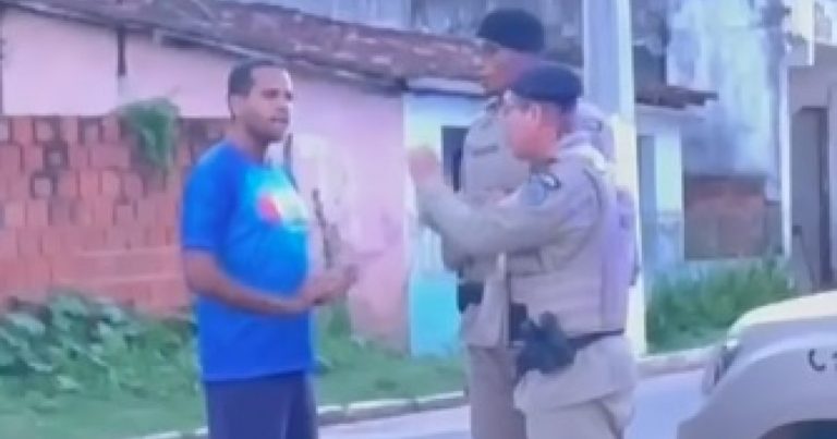 Ex-prefeito de Castro Alves se desentende com PMs em bate-boca sobre “grau de moto” ex-prefeito-de-castro-alves-se-desentende-com-pms-em-bate-boca-sobre-“grau-de-moto”