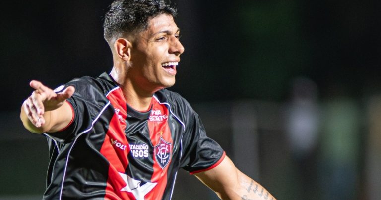 ze-vitor-celebra-primeiro-gol-marcado-com-a-camisa-do-vitoria:-muito-feliz-em-comemorar-com-a-torcida