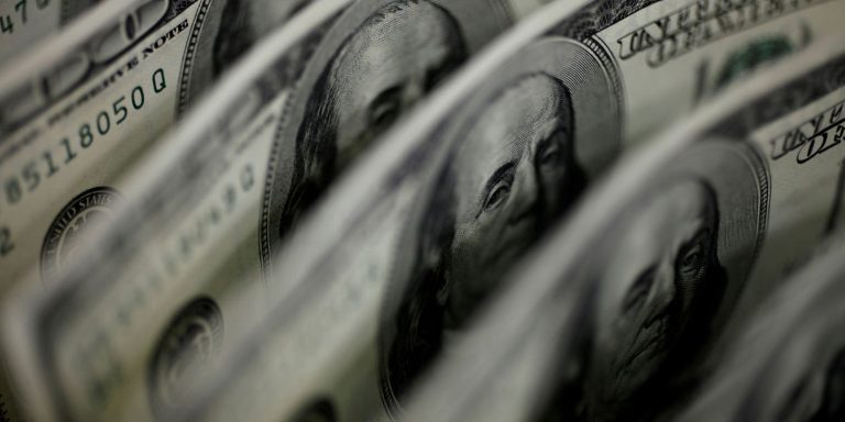 dolar-cai-a-r$-4,91-e-fecha-no-menor-valor-em-27-meses