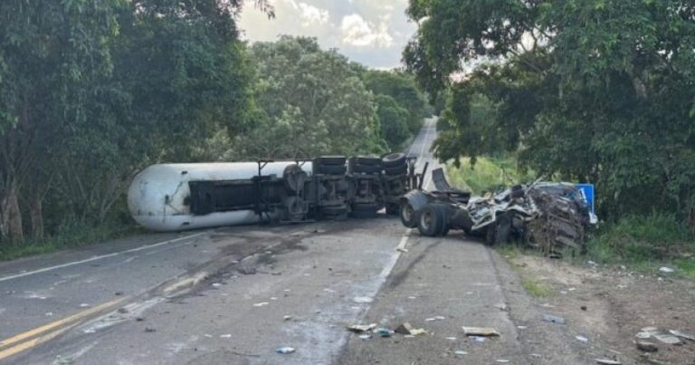 video:-carreta-tomba-na-br-330-e-mata-ciclista-no-medio-rio-de-contas