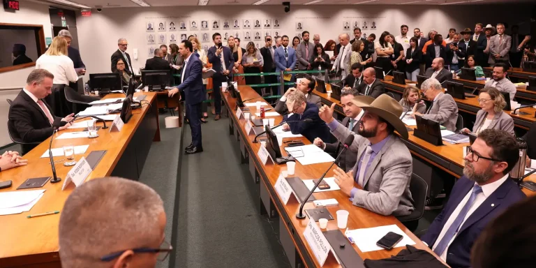 Conselho de Ética suspende três deputados por motim na Câmara conselho-de-etica-suspende-tres-deputados-por-motim-na-camara