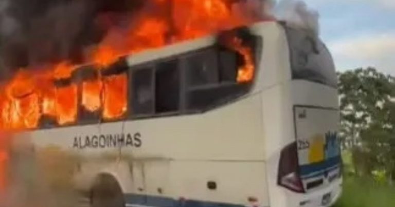 Ônibus pega fogo na BR-110 entre Alagoinhas e Catu; ninguém ficou ferido onibus-pega-fogo-na-br-110-entre-alagoinhas-e-catu;-ninguem-ficou-ferido