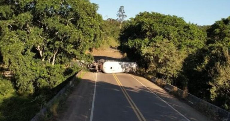 BR-330 segue interditada entre Ubatã e Ubaitaba após carreta com carga de gás GLP tombar em trecho br-330-segue-interditada-entre-ubata-e-ubaitaba-apos-carreta-com-carga-de-gas-glp-tombar-em-trecho