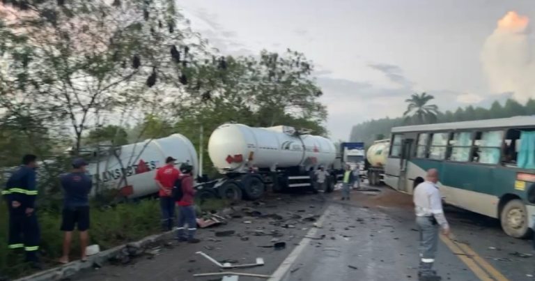 Motorista morre em acidente entre ônibus e carretas no Extremo Sul baiano motorista-morre-em-acidente-entre-onibus-e-carretas-no-extremo-sul-baiano