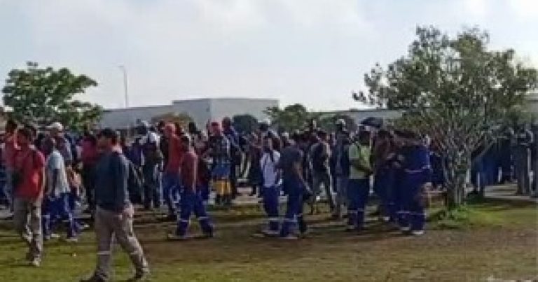 video:-funcionarios-terceirizados-da-byd-realizam-manifestacao-em-frente-a-fabrica