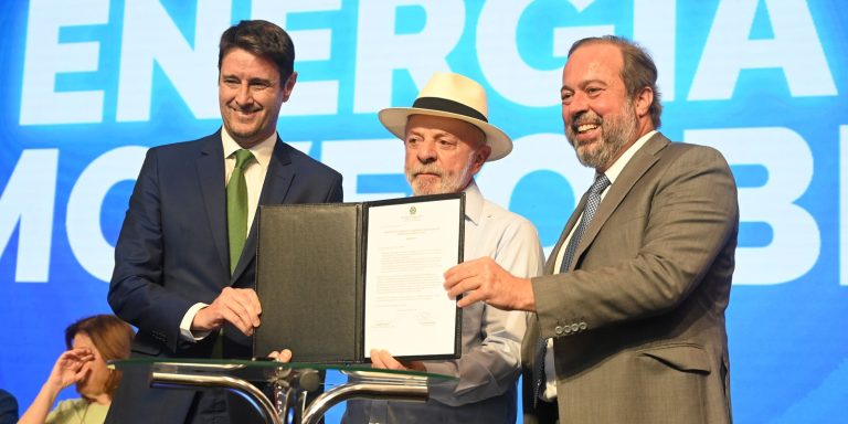 Governo renova contratos com distribuidoras de energia em 13 estados governo-renova-contratos-com-distribuidoras-de-energia-em-13-estados