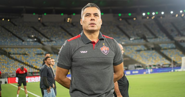 Jair Ventura ameniza Vitória ceder empate contra o Fluminense nos acréscimos: Se perdesse, eu era professor pardal jair-ventura-ameniza-vitoria-ceder-empate-contra-o-fluminense-nos-acrescimos:-se-perdesse,-eu-era-professor-pardal