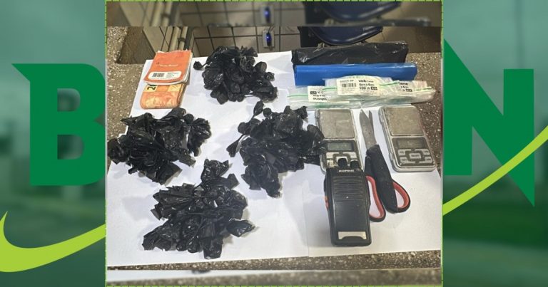 Homem é preso com rádio comunicador e dezenas de papelotes de cocaína em Teixeira de Freitas homem-e-preso-com-radio-comunicador-e-dezenas-de-papelotes-de-cocaina-em-teixeira-de-freitas