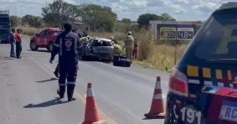 Colisão entre carreta e carro deixa idoso morto na BR-242 em Barreiras colisao-entre-carreta-e-carro-deixa-idoso-morto-na-br-242-em-barreiras