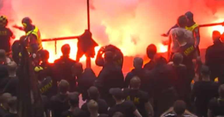 VÍDEO: Arquibancada pega fogo durante clássico na Suécia e jogo é paralisado às pressas video:-arquibancada-pega-fogo-durante-classico-na-suecia-e-jogo-e-paralisado-as-pressas