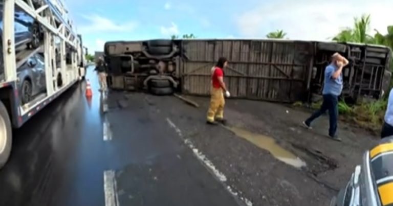 Ônibus tomba na BR-324 em Simões Filho e deixa uma pessoa morta e quatro feridos onibus-tomba-na-br-324-em-simoes-filho-e-deixa-uma-pessoa-morta-e-quatro-feridos