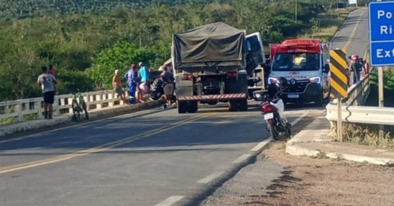 Colisão entre caminhão-caçamba e trator na BR-420 deixa homem ferido em ponte sobre o Rio Jiquiriçá colisao-entre-caminhao-cacamba-e-trator-na-br-420-deixa-homem-ferido-em-ponte-sobre-o-rio-jiquirica