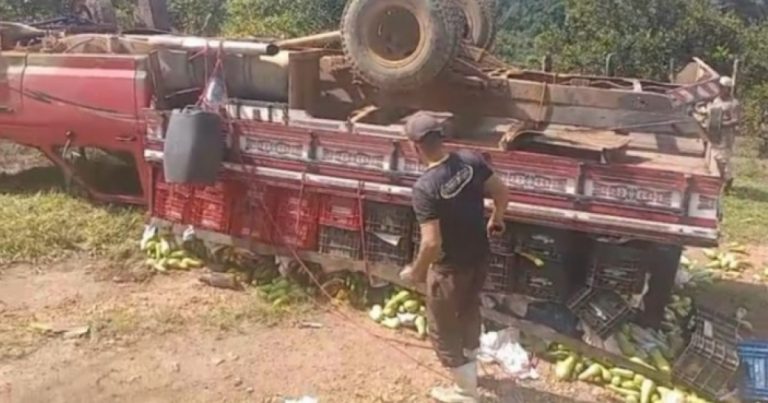 caminhao-carregado-de-verduras-tomba-em-estrada-vicinal-de-jaguaquara