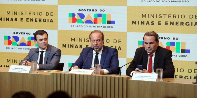 Governo cria subsídio de até R$ 0,89 para segurar preço da gasolina governo-cria-subsidio-de-ate-r$-0,89-para-segurar-preco-da-gasolina