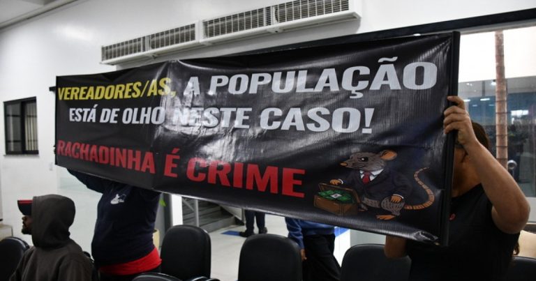 manifestantes-ocupam-camara-para-cobrar-apuracao-de-rachadinha-que-envolve-vereador