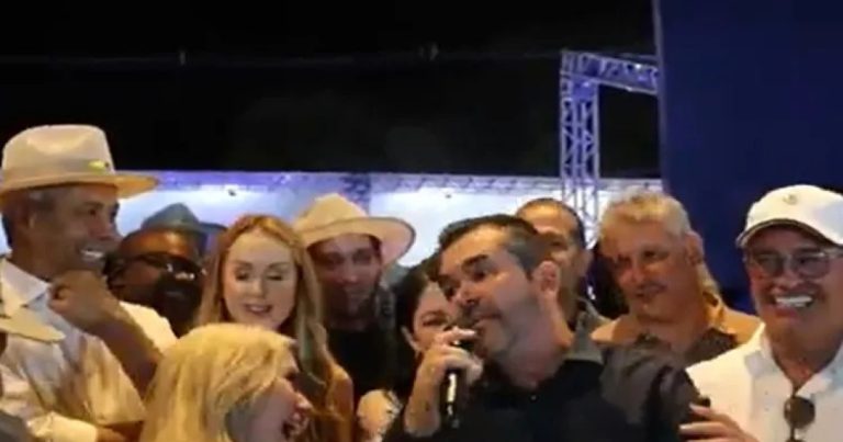 VIDEO: Em evento com Jerônimo, vice-prefeito de Guanambi confunde nome de Rui Costa com ACM Neto e gera constrangimento video:-em-evento-com-jeronimo,-vice-prefeito-de-guanambi-confunde-nome-de-rui-costa-com-acm-neto-e-gera-constrangimento
